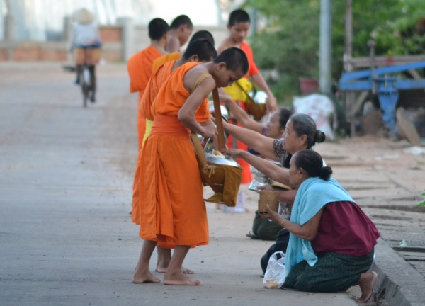 things-to-do-in-savannakhet-laos-monk-offerings